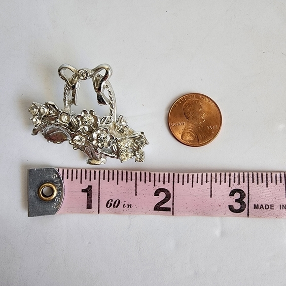 Vintage Rhinestone Flower Basket Brooch Silver Tone Easter Spring Pin 60s - Picture 6 of 6